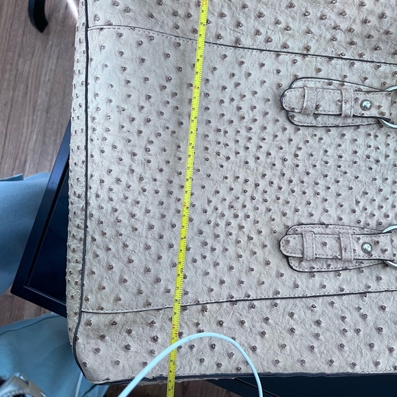 Faux ostrich, cream colored, tote bag. - Picture 6 of 12